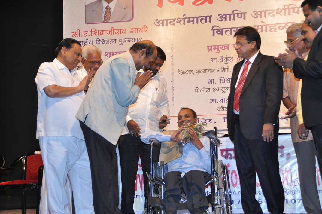 Dr. Arun Nigavekar, former Chairperson of UGC and Vice-Chancellor of University of Pune, felicitating Mr. Nilesh Chhadawelkar for his contribution in IT field at a Vishwamata Foundation program in Pune, MH